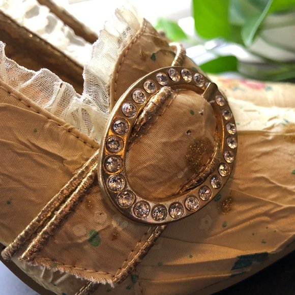 BEAUTIFUL NEUTRAL FLORAL RHINESTONE LACE TRIMMED HEELS - Picture 2 of 5